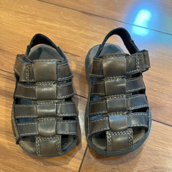 Boys brown sandals size 5 - Picture 2 of 3